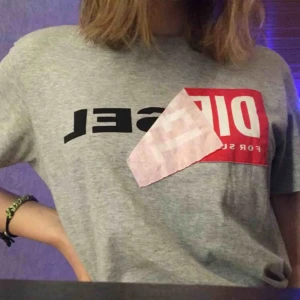  - Grå diesel tisha, i perfekt skick. Köpt för 500 kr. Frakt tillkommer👾