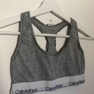  - Säljer denna fina topp bh från Calvin Klein då jag aldrig använder den längre! Inga synliga tecken på användning 