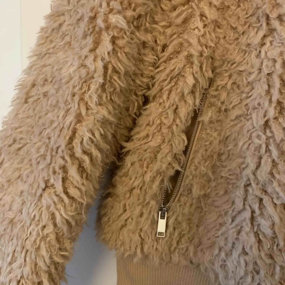 ”Savanna faux fur jacket” i färgen new carmel. Storlek 40, jag är vanligtvis en 34 och gillar att den är lite större. Har inte använt den en enda gång eftersom det var ett spontanköp. Prislappen finns kvar!. Jackor.
