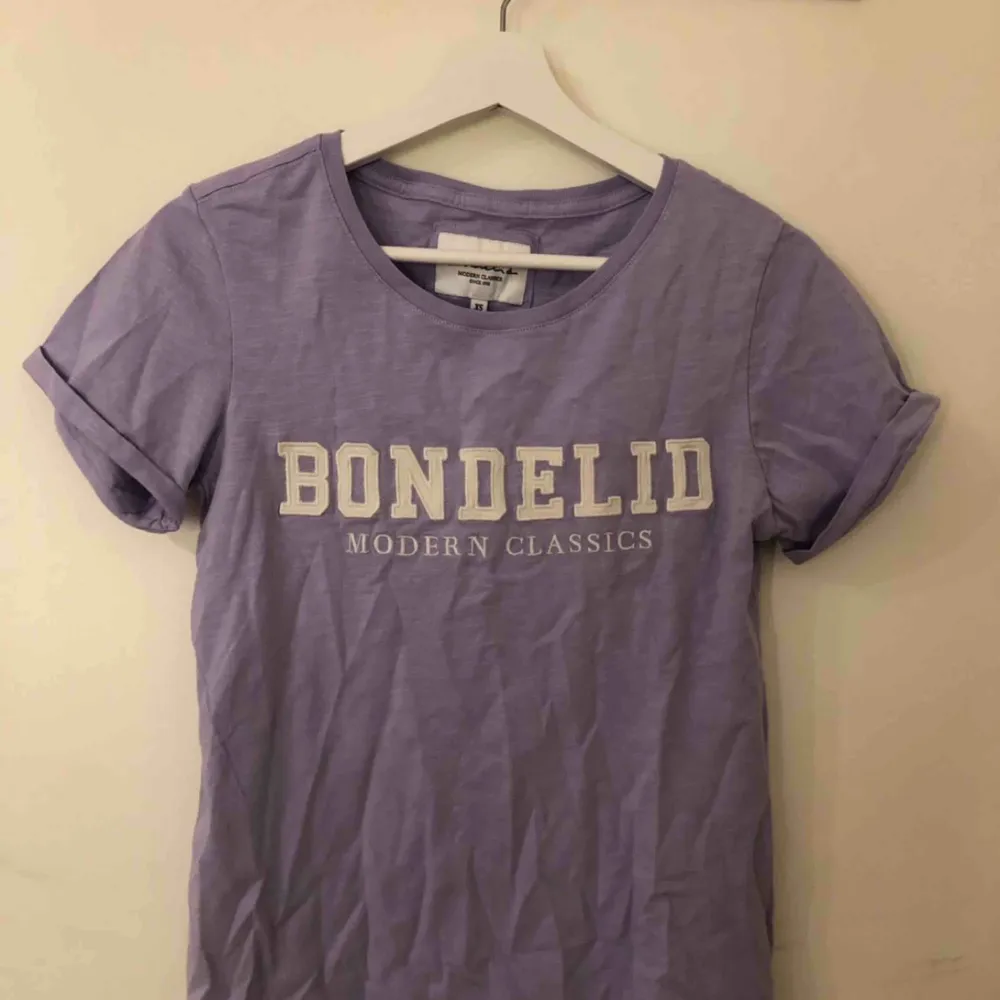 Ljus lila T-shirt från BONDELID. Köpt på MQ. Prislapp finns, därmed aldrig använd så i nyskick!. T-shirts.