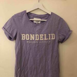 Ljus lila T-shirt från BONDELID. Köpt på MQ. Prislapp finns, därmed aldrig använd så i nyskick!