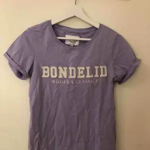 Ljus lila T-shirt från BONDELID. Köpt på MQ. Prislapp finns, därmed aldrig använd så i nyskick!