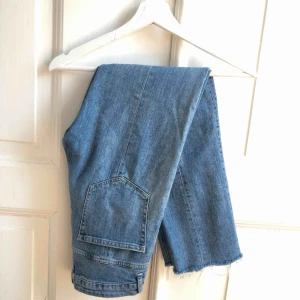  - Högmidjade raka jeans!