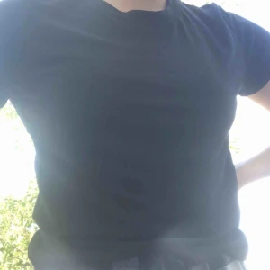  - Simpel svart t-shirt från bikbok, lite högre hals🖤🖤🖤🖤