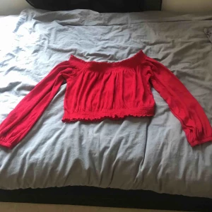  - Röd off shoulder tröja från H&M