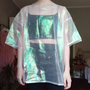  - T-shirt i skimmrande genomskinligt tyg från Monki. 