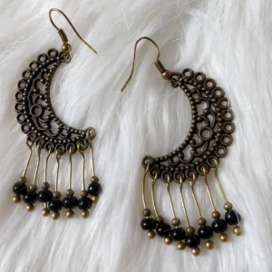  - Bohemiska örhängen från en marknad i Laos. 