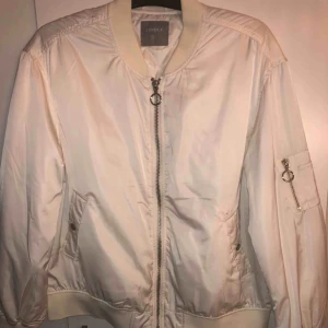  - Vit bomberjacka ifrån Lindex. Aldrig använd. Storlek L men ganska liten i storleken 