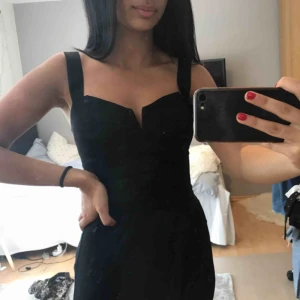  - Säljer en jättejättefin jumpsuit som jag aldrig har använt. Säljer den pga aldrig kommit till användning och har därför bara legat i min garderob hur länge som helst. Jumpsuiten är från H&M.