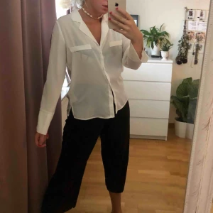  - Blus med blå och rött sträck på armarna köpt på Gina Tricot 😍 Aldrig använd, får tyvärr ingen användning av den. 