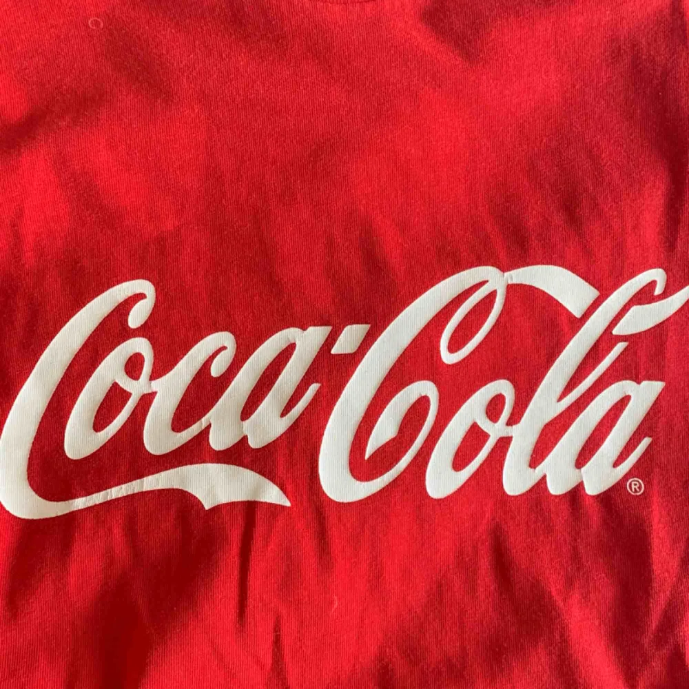 skitsnygg röd T-shirt med coca-cola motiv :) köpare står för frakt på 40kr. T-shirts.