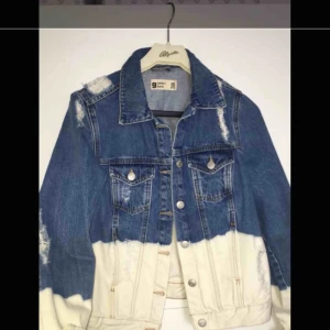  - - Jeans jacka i vit/blå. Storlek 38. 