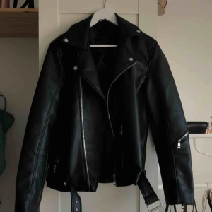  - En riktigt snygg skinnjacka från Zara. Aldrig använd och passar storlek M eller storlek S för en mer oversize-look. Frakten ingår! Riktigt fynd då nypriset ligger på 1500kr. Jackan är ej i äkta skinn! 