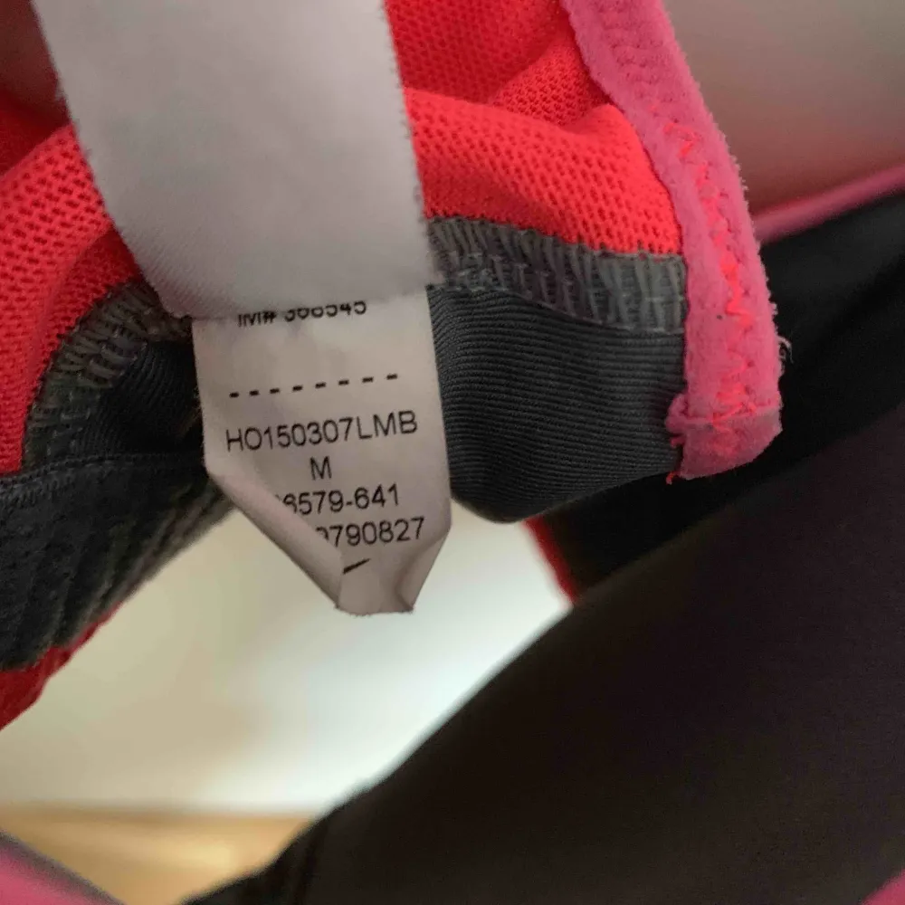 Sport-BH från Nike. Neonrosa i strl M, passar även en S. Bilden gör inte BH:n rättvisa då den är mer rosa än orange. Säljer även en likadan i neongul.   Köparen står för frakten (samfraktar mer än gärna!).. Övrigt.