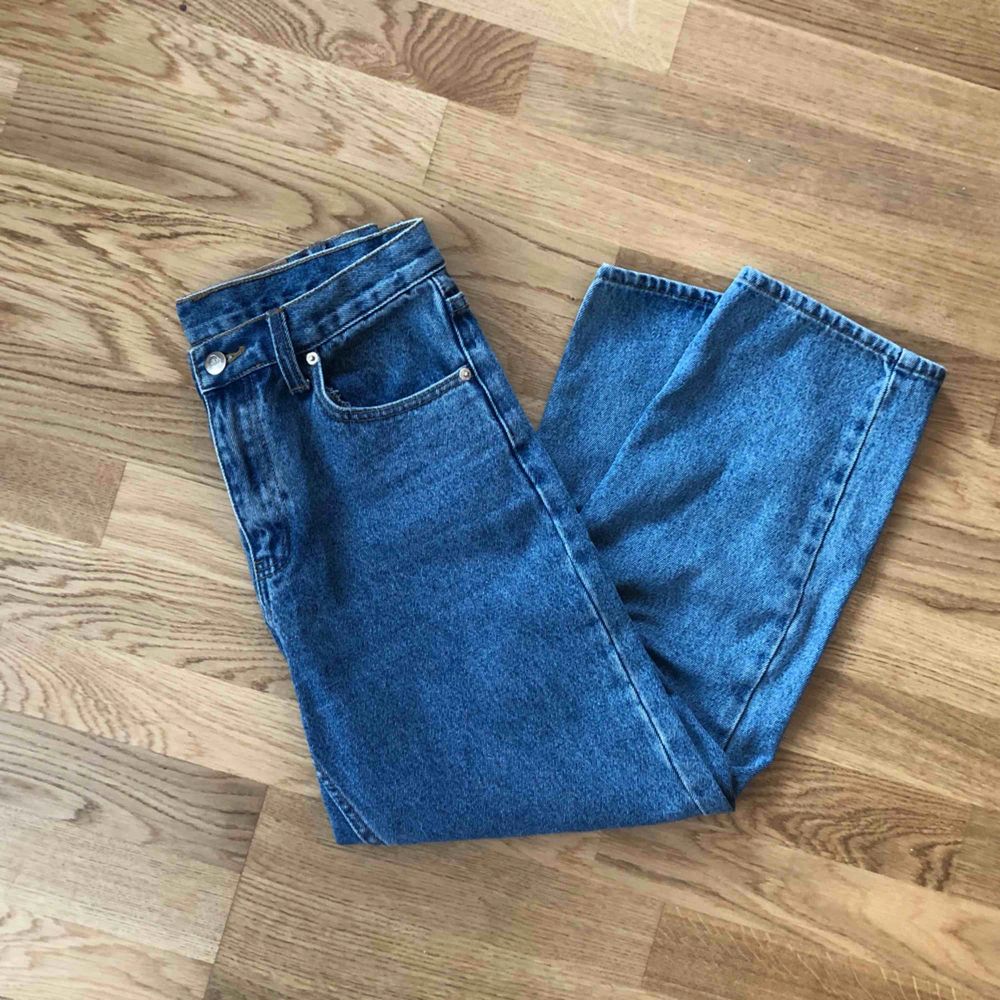 Säljer mina fina Cheap Monday jeans då de har blivit för små. De är högmidjade och cropped i längden 🥰. Jeans & Byxor.
