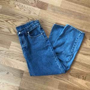 Säljer mina fina Cheap Monday jeans då de har blivit för små. De är högmidjade och cropped i längden 🥰
