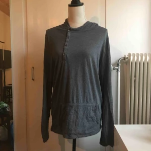  - Grå hoodie i storlek L med sned knappar, från ASOS. Möts antingen upp i Skellefteå, annars fraktar jag.❇️(30+frakt)❇️