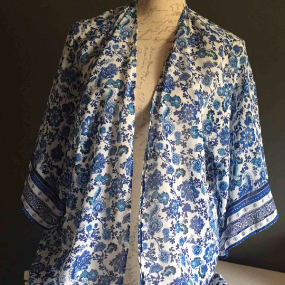 Nästan helt ny blå kimono skön till sommaren även till Stranden . Jackor.