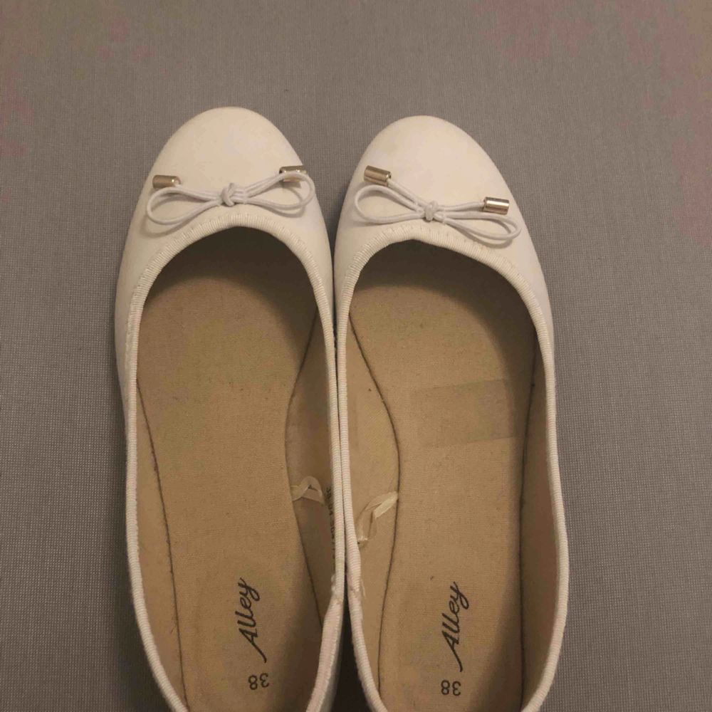 Säljer vita ballerina skor från | Plick Second Hand