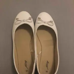 Säljer vita ballerina skor från märket ”Alley” i storlek 38. Jättefina skor, men tyvärr så passar de mig inte. Använd högst 1 gång. Fint skick. Nypris är 650kr. Kan mötas i Karlstad. ☺️