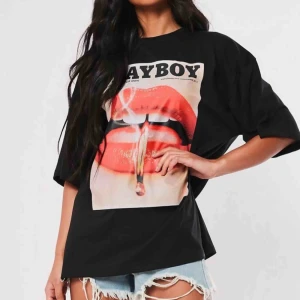  - Använd 1 gång Oversized från Missguided X Playboy. Står inte för frakten 🤠