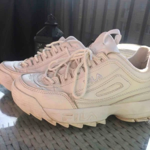  - Säljer mina fila favoriter 😢 dom är i använt skick, strl 41 men de är små i strl så de har passat mig som har 39, funkar att lägga i sulor så dom passar bättre🥰 passar strl 40 också. 550kr inkl frakt