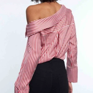  - Jättefin tröja från Gina Tricot i mjukt sidenliknande material, helt oanvänd med lapparna kvar. Önskar jag kunde använda den men tyvärr fel storlek!