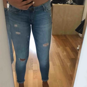  - Slitna ljusa jeans från hollister. de har storleken W26 L31, de är i bra skick, endast använd fåtal gånger. köparen står även för frakten. fler bilder kan fixas om det önskas