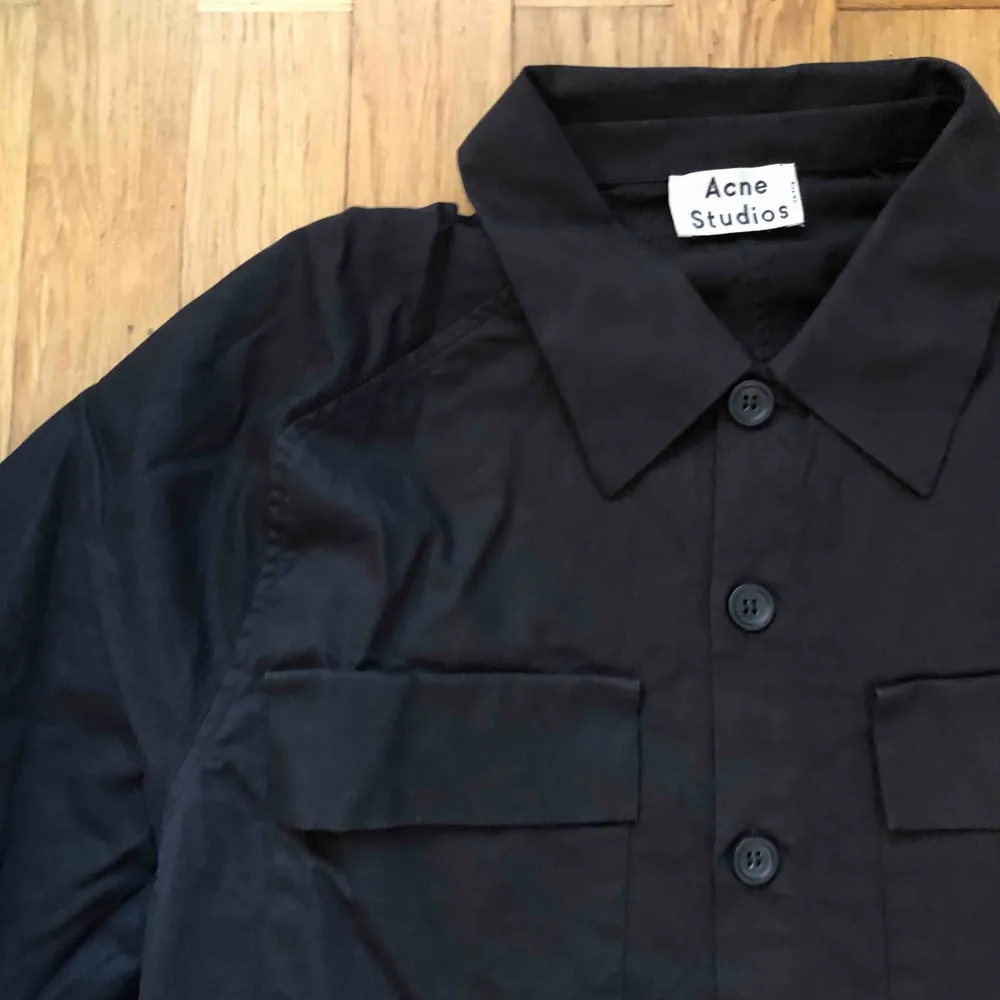 Acne Studios, svart skjorta Stl. 50 / M/L. Skjortor.