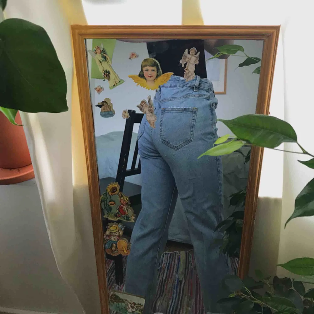ljusblå jeans från cubus, knappt använda🌼 storlek 31, passar mig som oftast har medium eller small men är ganska mjuka och stretchiga i tyget. kan mötas upp i sthlm eller frakta (köparen står för fraktkostnaden). Jeans & Byxor.