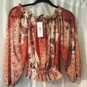  - Snygg blus från Gina! Helt oanvänd!   Frakt: 20kr Möts upp i stockholm över 200kr