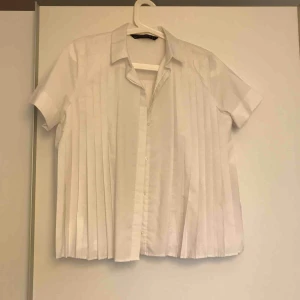  - Plisserad skjortblus från Zara. Passar mig som vanligtvis har S.