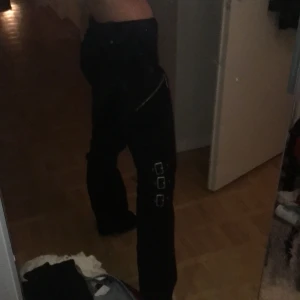 Feta pantalones! - Rave/emo it’s wahtever man kan ha dessa byxor till allt. Det går att använda bälte till då byxorna har öglor. Best fits s-m