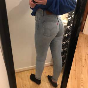 Jeans från Levis i skinny fit modell, jättefint skick! Storlek 25/30 🌸 säljes för 500 kr + frakt ☺️