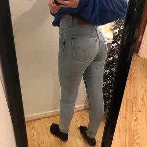 Levis jeans  - Jeans från Levis i skinny fit modell, jättefint skick! Storlek 25/30 🌸 säljes för 500 kr + frakt ☺️