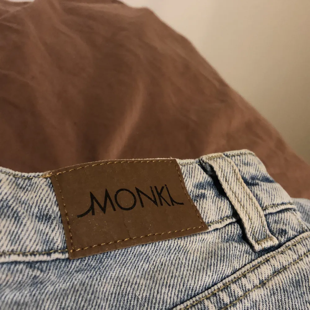 High waisted jeans från Monki som är extra långa.  Bra skick och knappt använda.                            Passar större S och M.                                           Ord. pris 500kr. Jeans & Byxor.