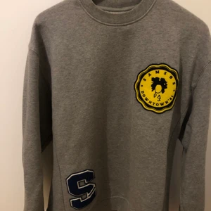 Samsoe samsoe tröja - Jätte fint skick, använd ett fåtal gånger dvs i princip ny! Passar både L och S beroende på hur man vill att den ska sitta, på mig som är storlek M sitter den skönt och löst!