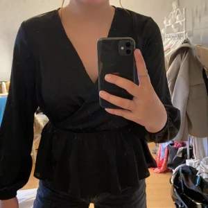 Snygg blus - Fin silkesblus med volang, frakt tillkommer!