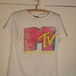 T-shirt från Mtv - Mtv T-shirt från Bikbok, säljer pga att storleken inte längre passar. Den är knappast använd och är i god kvalitet. Kan mötas upp i Kalmar men annars står köparen för frakt. 30 kr att börja med men buda gärna! Nypris är 99kr