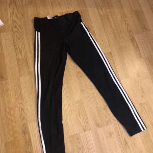 Adidasbyxor  - Säljer dessa adidas byxor, bra skick förutom ett litet hål där back som man knappt ser, köparen står för frakten💗