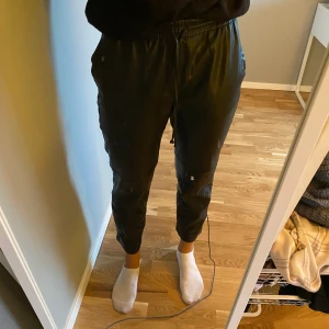 Svarta skinnjackor i storlek s - Svarta skinnbyxor i storlek s som säljs för 200kr utan frakt