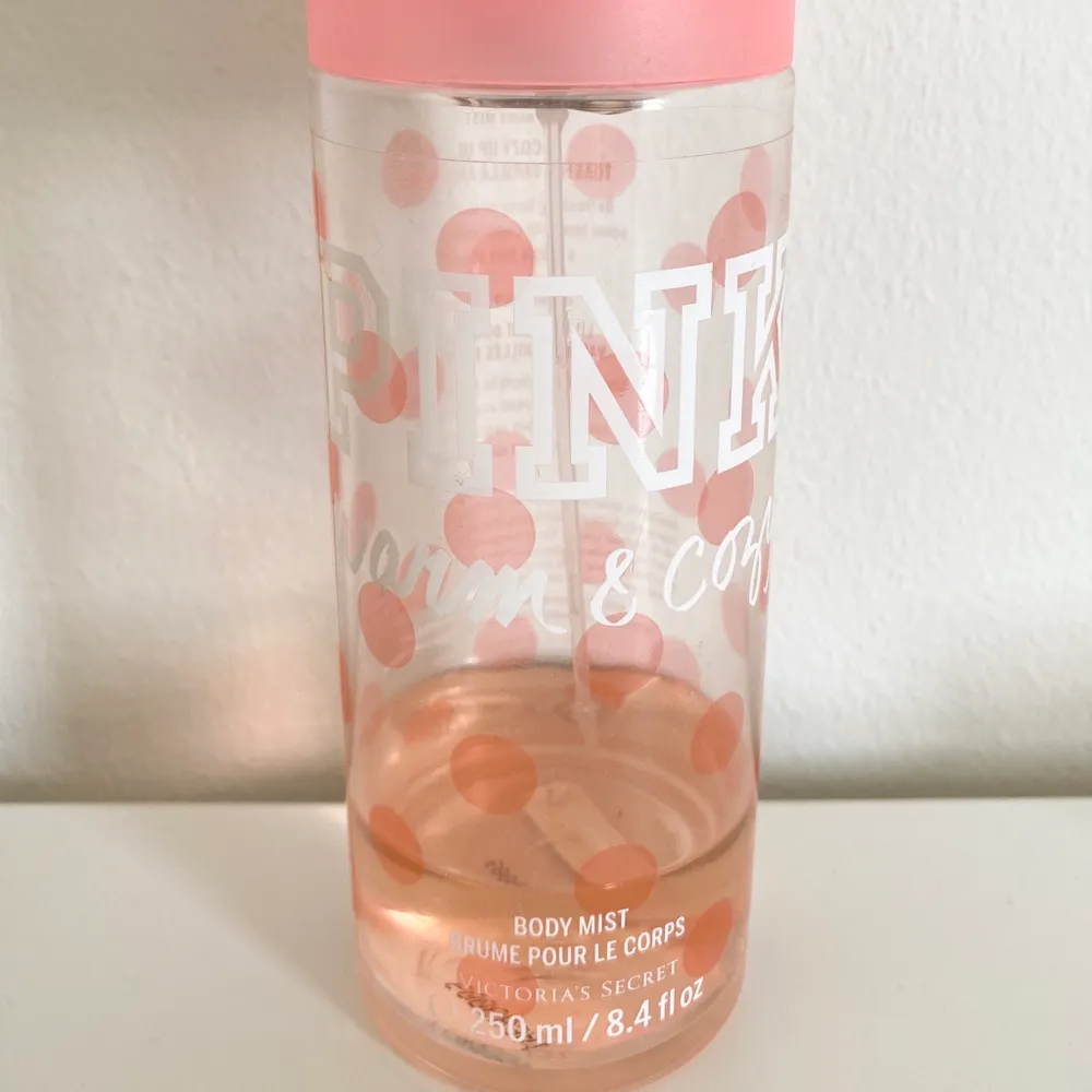 Body Mist ”Warm & Cozy” från Pink. ”Forbidden Fantasy” Parfym från Victoria’s Secret. Båda är använda (se bild 2&3). Skriv privat så kan vi komma överens om pris tillsammans!. Övrigt.