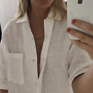 Skjorta💕 - Superfin och oversize skjorta i vit✨✨ ! Hör av er för fler bilder 🥰 buda i kommentarerna ! Köparen står för frakt! Avslutar budning imorgon fredag kl 4!!💓