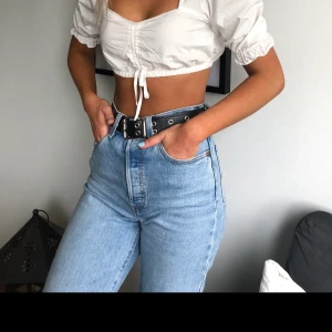 Levis ribcage - Säljer mina fantastiskt fina Levis ribcage pga de är lite för stora för mig så kommer ej till användning!!💖 Storlek 27/29, sparsamt använda, jag är själv en storlek xs/34. Nypris 1099kr, pris kan diskuteras!!