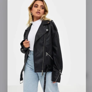 Oversized skinnjacka storlek S/M - En oversized skinnjacka från missguided som är slutsåld. Jackan är använd ett fåtal gånger och är därför i nyskick. Storlek 36 men passar även 38. Köpare står för frakten på 63kr