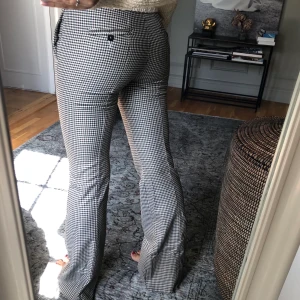 Rutiga Kostymbyxor  - Rutiga kostymbyxor från Mango. Vinröda och mörkgröna rutor. Storlek 34, långa på mig (165cm)