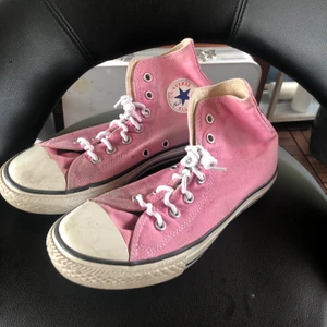 Converse  - Rosa converse som är gamla och då blivit för små för mig💖 Annorlunda sno snören men man behöver inte knyta dom, man kan även köpa nya vita då jag har tappat bort de originella sko snörena🔥 Kan mötas upp i Sthlm och kan frakta men köpare står för frakten <3