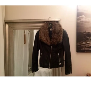  - En " Jofama by Kenza " jacka. Använts endast några gånger. Skriv vid intresse👏