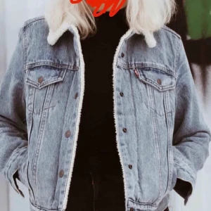 Levi’s jacka med teddyfoder - Hej! Jag säljer nu min Levi’s jacka med teddyfoder i💛jättemysig att ha nu på hösten. Den är i storleken s och passar bra på mig som är 166cm. Tyvärr har jag tröttnat på den men säljer den nu för 300kr + frakt🌟                        Ordinarie pris: ca 1200kr