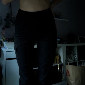 Svarta cargopants - Svarta cargobyxor från HM. Sköna men lite för små för mig. Frakt 44 kr